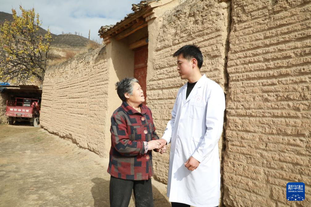 村民冯桂英在家门口送别王鑫 新华社记者 梁军 摄