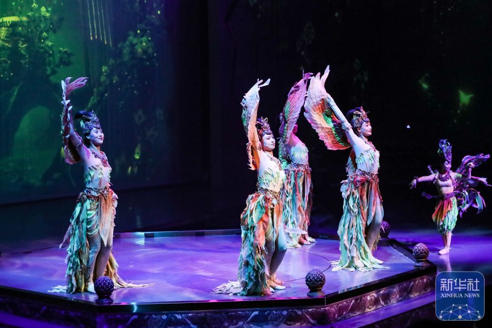 12月15日晚，演员在《乐动敦煌》中表演。