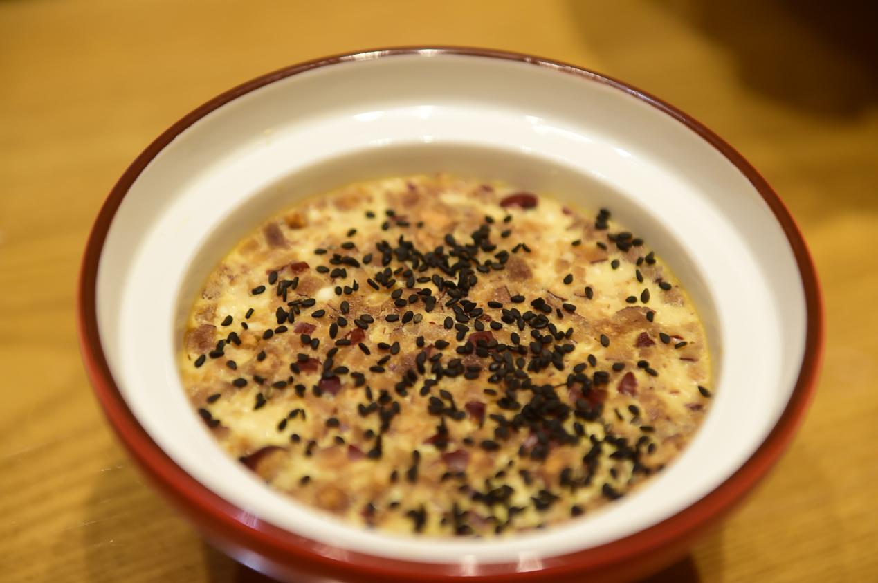 桃枣黑芝麻蛋羹。