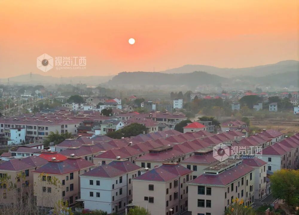 农村安置房与绚烂夕阳相映成景（邓和平 摄）