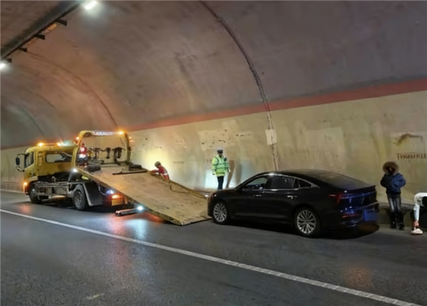 小轿车高速上定速巡航、刹车失灵！115km/h时速跑490公里 耗干油箱才停下
