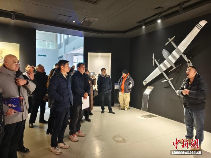12月18日，与会嘉宾参观桃城无人机基地。刘晓阳 摄