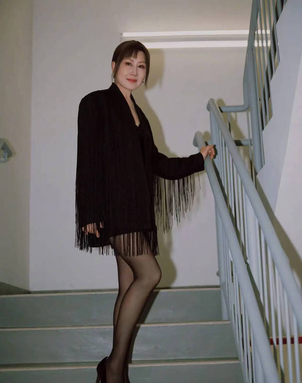 张凯丽美腿诱人。