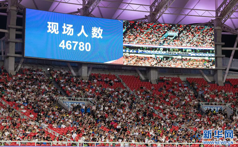 图为8月16日的“汉超”揭幕战现场，46000多名观众观赛。新华网发（“汉超”组委会供图）