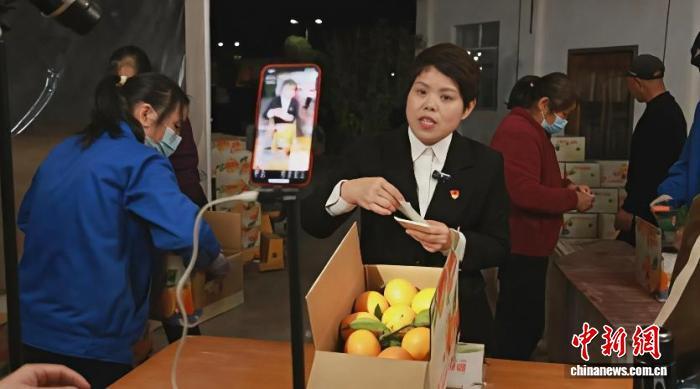 正在直播带货脐橙的安远县新龙乡小孔田村村支书。　安远县融媒体中心供图