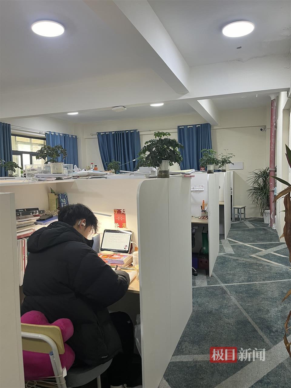 研勝備考中心的備考學生在認真學習