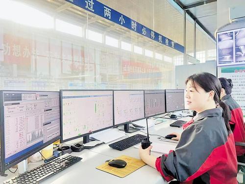 12月3日，在河北锦宝石集团，工作人员通过系统实时跟踪造纸生产线参数。 本组图片由本报记者吕若汐摄