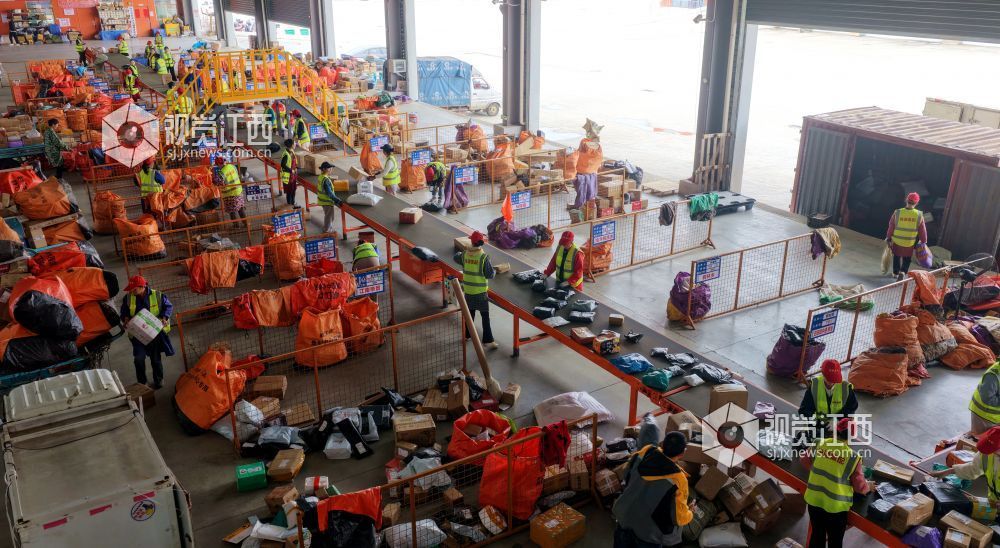 工作人员在分拣快递（宋靖辉 摄）