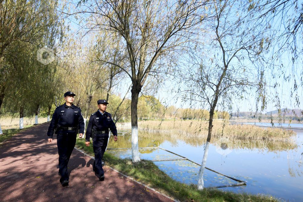 2025年12月15日，在江西省分宜县介溪湿地公园，分宜县公安局组织民警开展治安巡逻，守护候鸟栖息地安全。