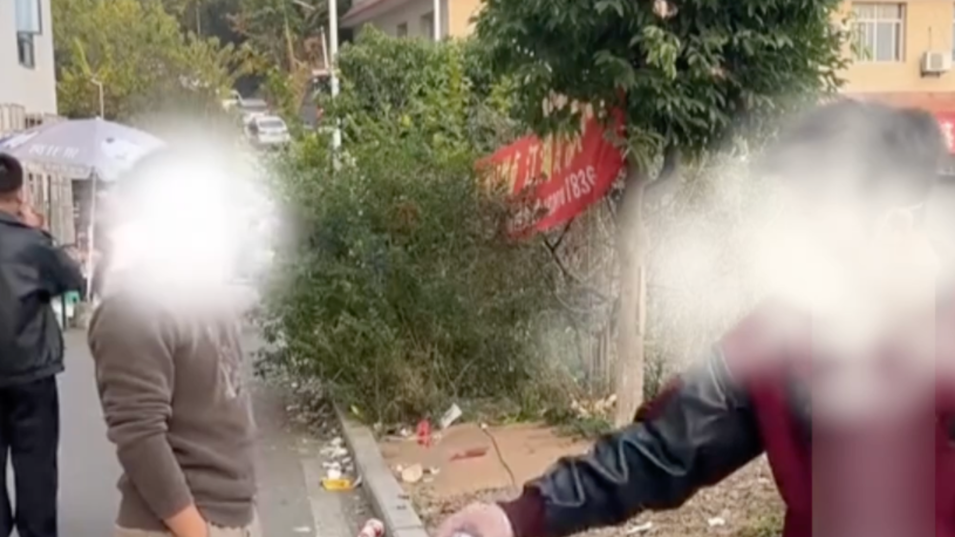 学生摆摊卖冰糖葫芦被男子掀摊，警方通报