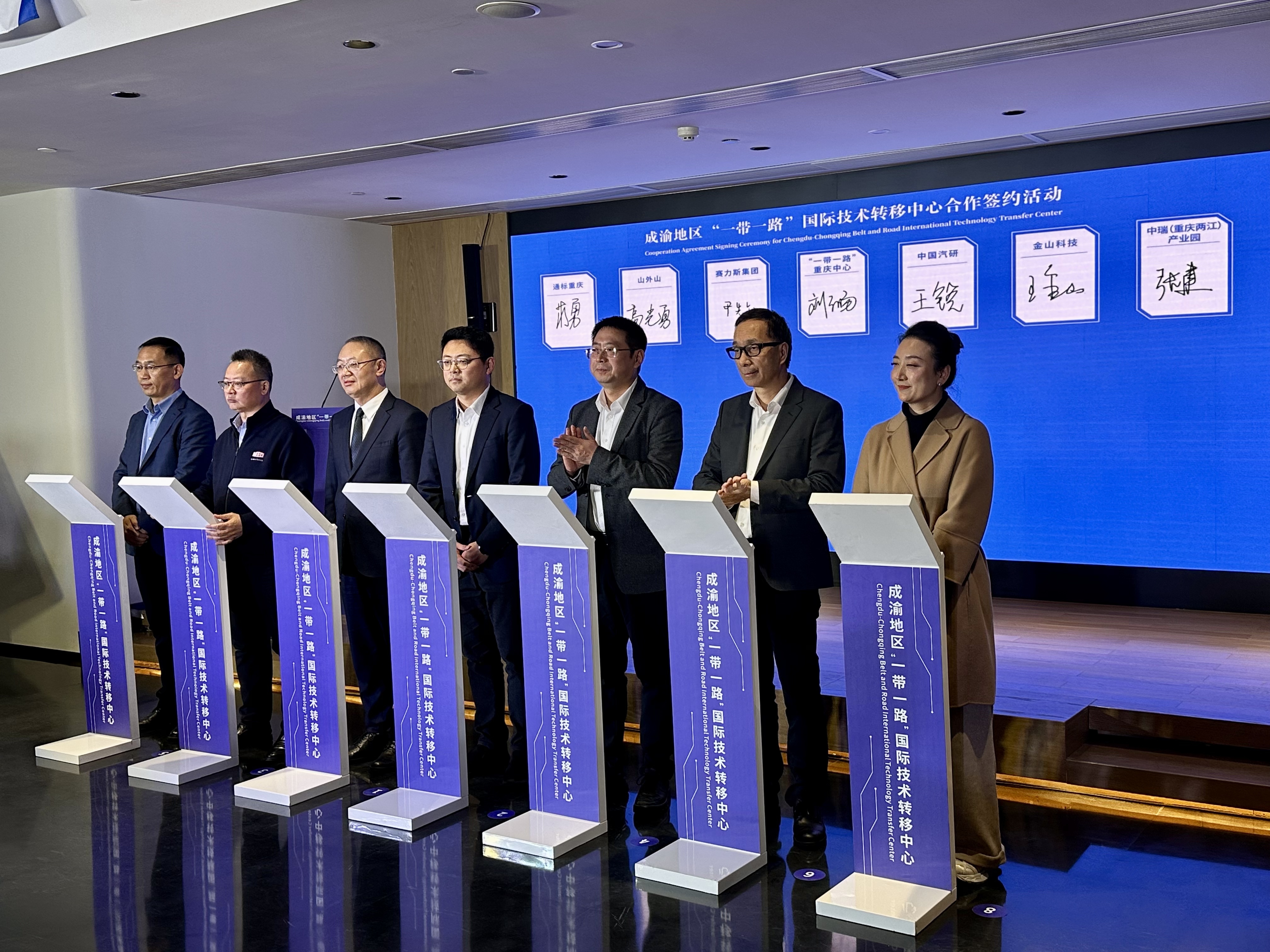 ▲现场签约。首席记者 张亦筑 实习生 许童叶 摄