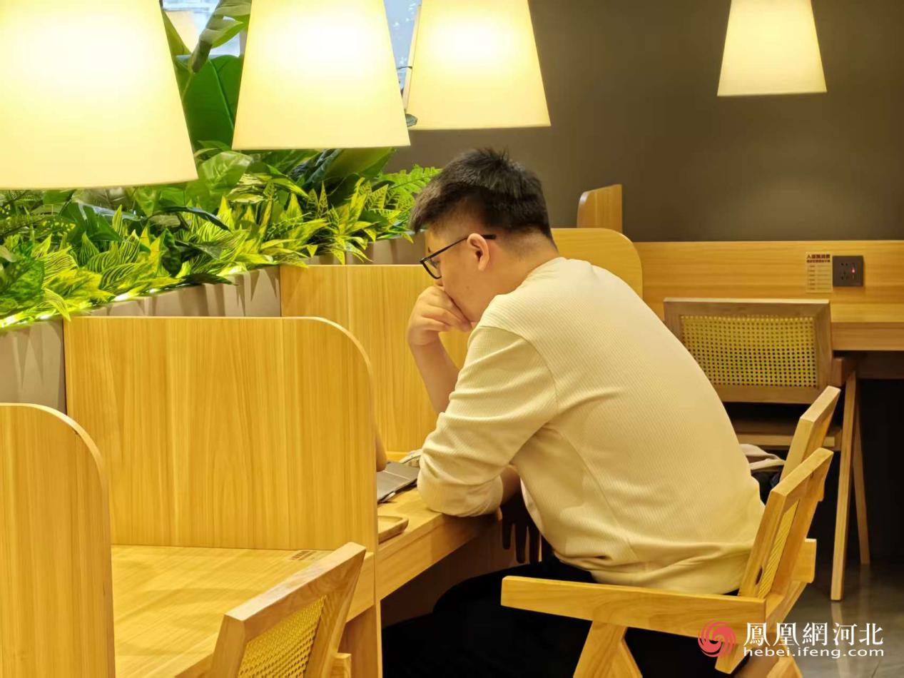 自习室内市民读书