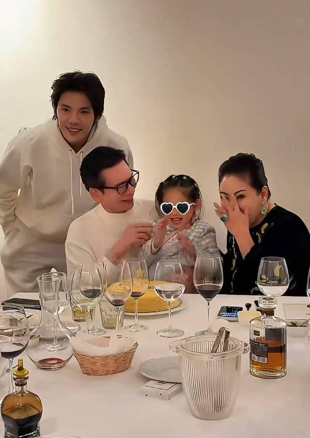 向华强与孙女开心互动。