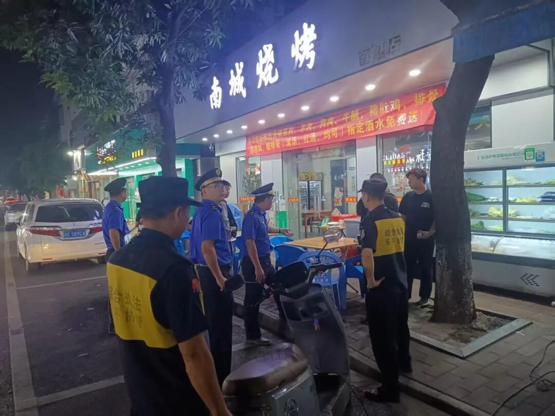 执法人员与摊贩耐心沟通,化解对立情绪,推动违规行为主动整改