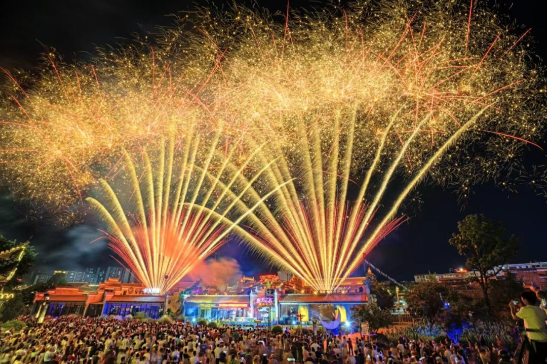 万载古城每周六举行焰火表演。万载县委宣传部供图