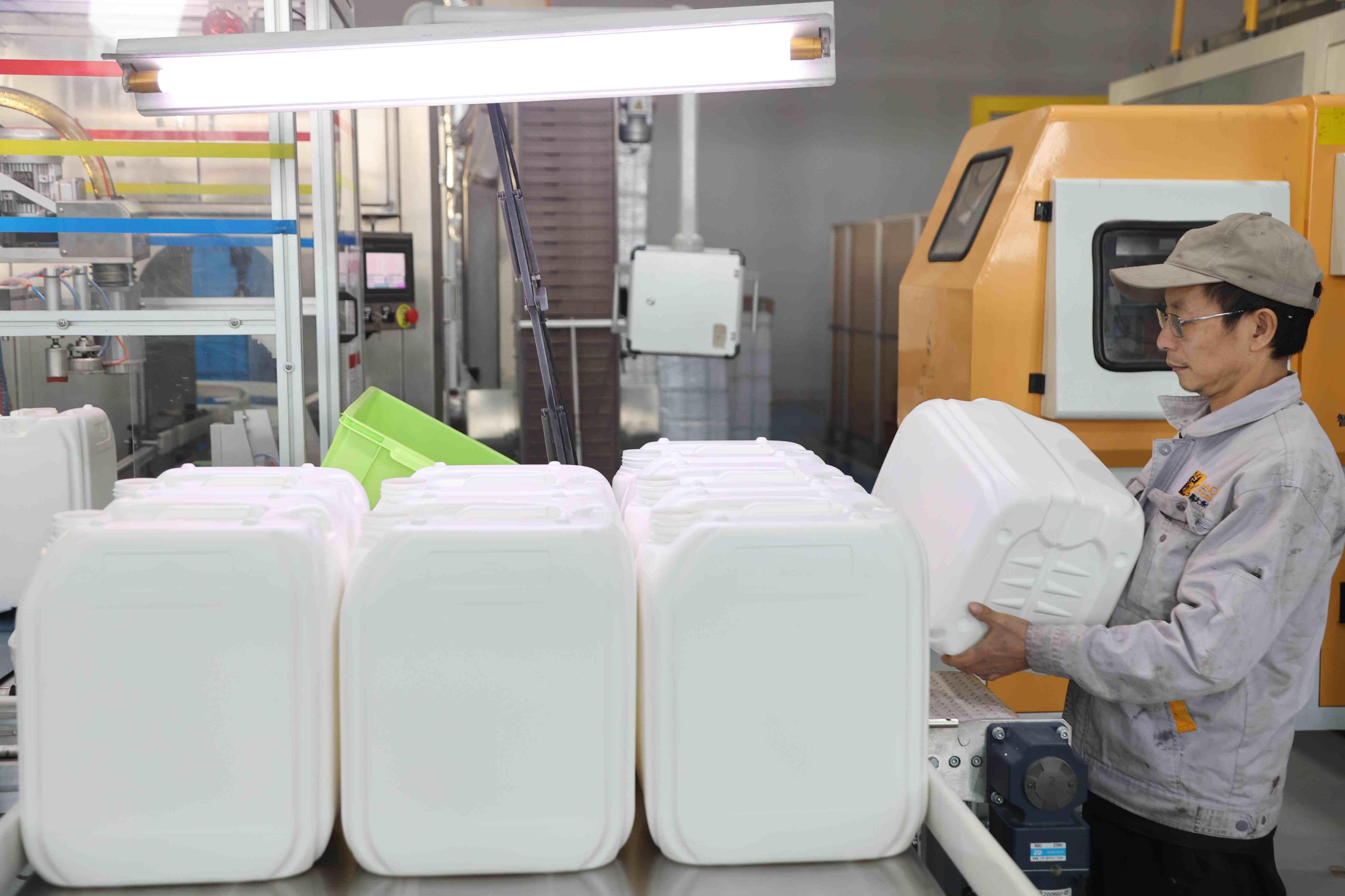 工人正在检查刚刚走下生产线的产品。