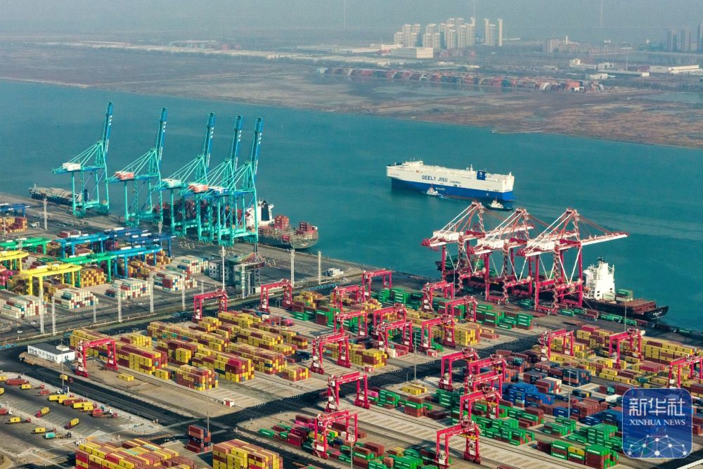 ↑ 这是12月15日在天津市滨海新区拍摄的天津港（无人机照片）。新华社发（杜鹏辉摄）