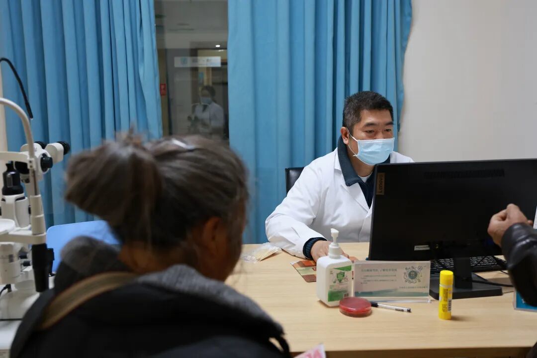 佛山市三水区人民医院帮扶专家叶炳林正在眼科门诊坐诊。