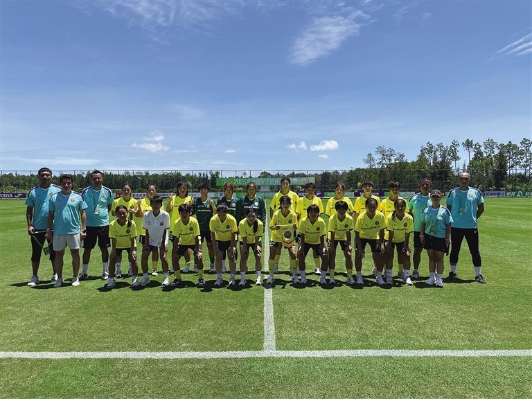 甘肃大通足球俱乐部女足队员合影（资料图片）