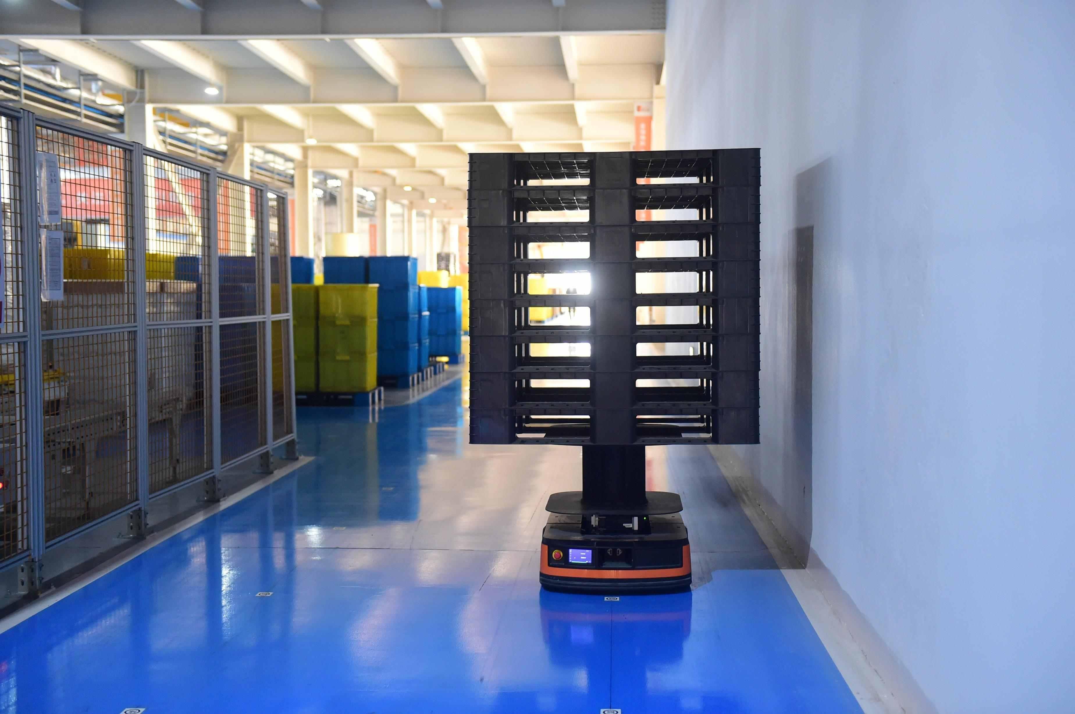 智能机器人在赶往任务现场。