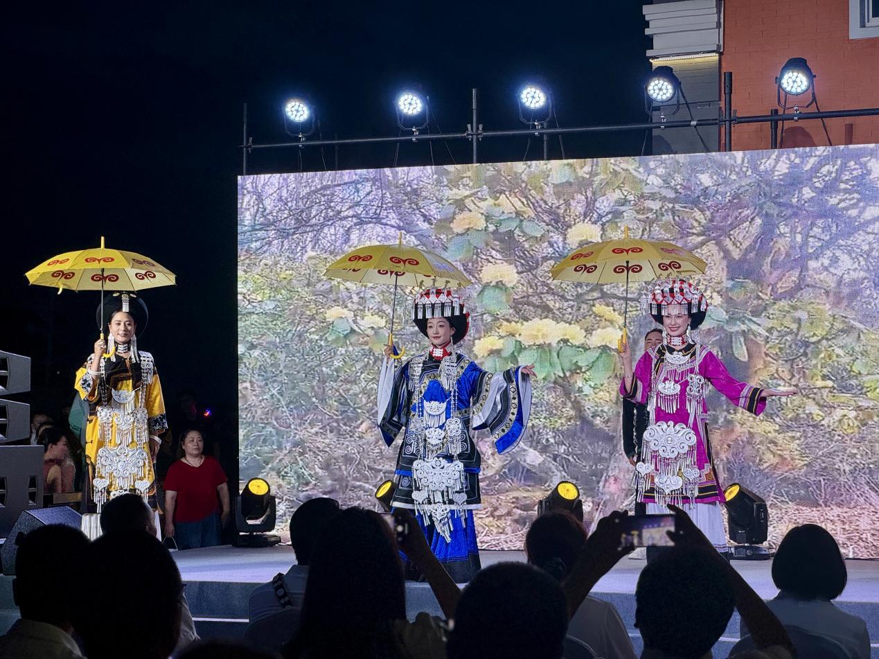 (圖為金陽縣非遺農(nóng)特產(chǎn)品嘉年華暨招商引資推介會現(xiàn)場)