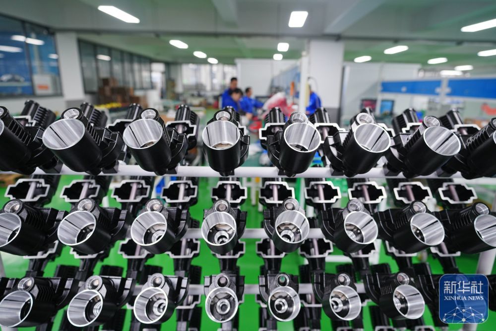↑ 12月15日，在重庆市北碚经开区重庆茂田机械有限公司，工人在生产线上赶制订单。新华社发（秦廷富摄）