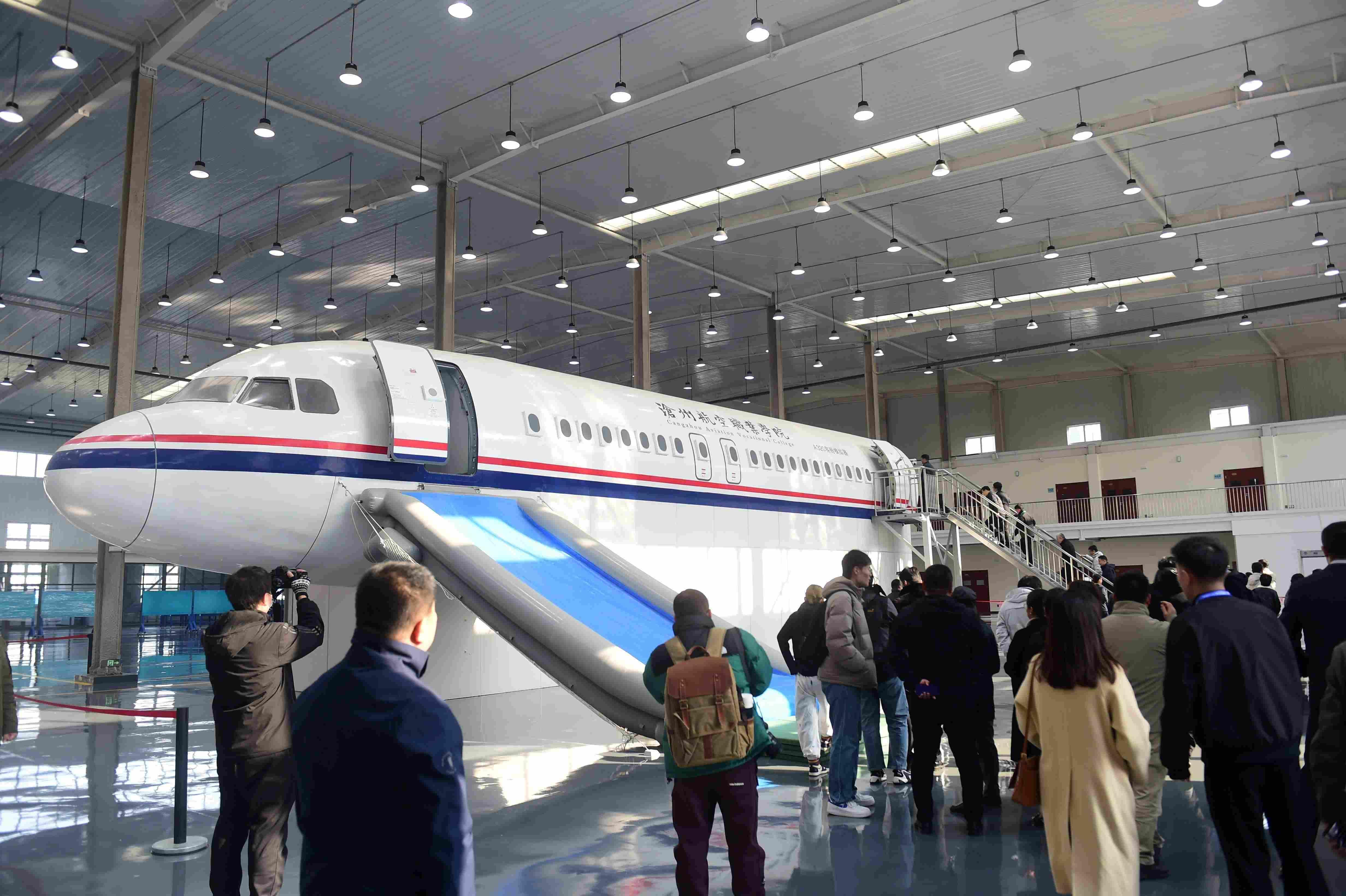 参观者在沧州航空职业学院参观(资料图片)。