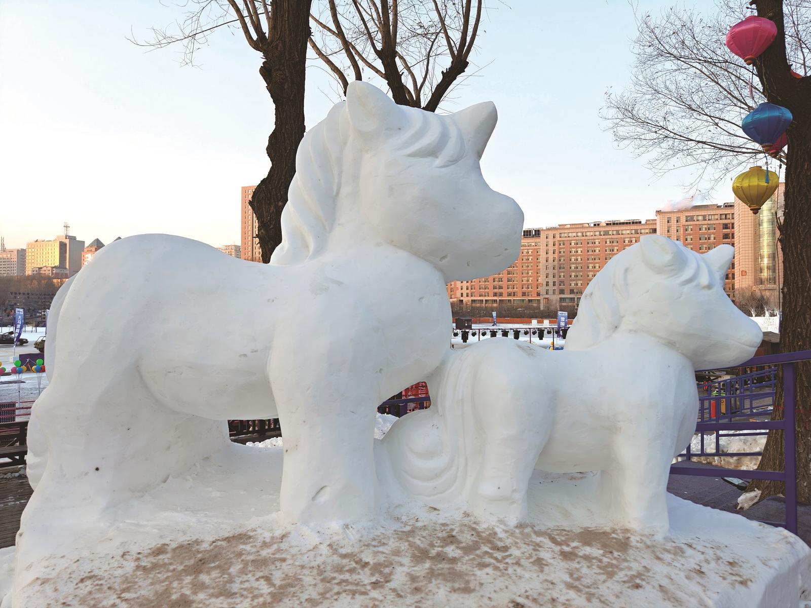 雪国列车&middot;公园漫游 寂静冬雪/列车驶入城市的梦里 小径蜿蜒成诗/在公园的角落/等一场白色的重逢 时光被染上霜色/而童话正缓缓靠站