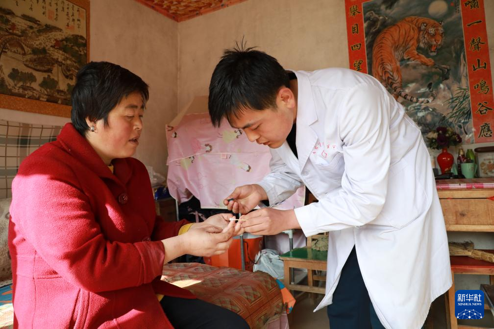 王鑫为村民测血糖 新华社记者 梁军 摄