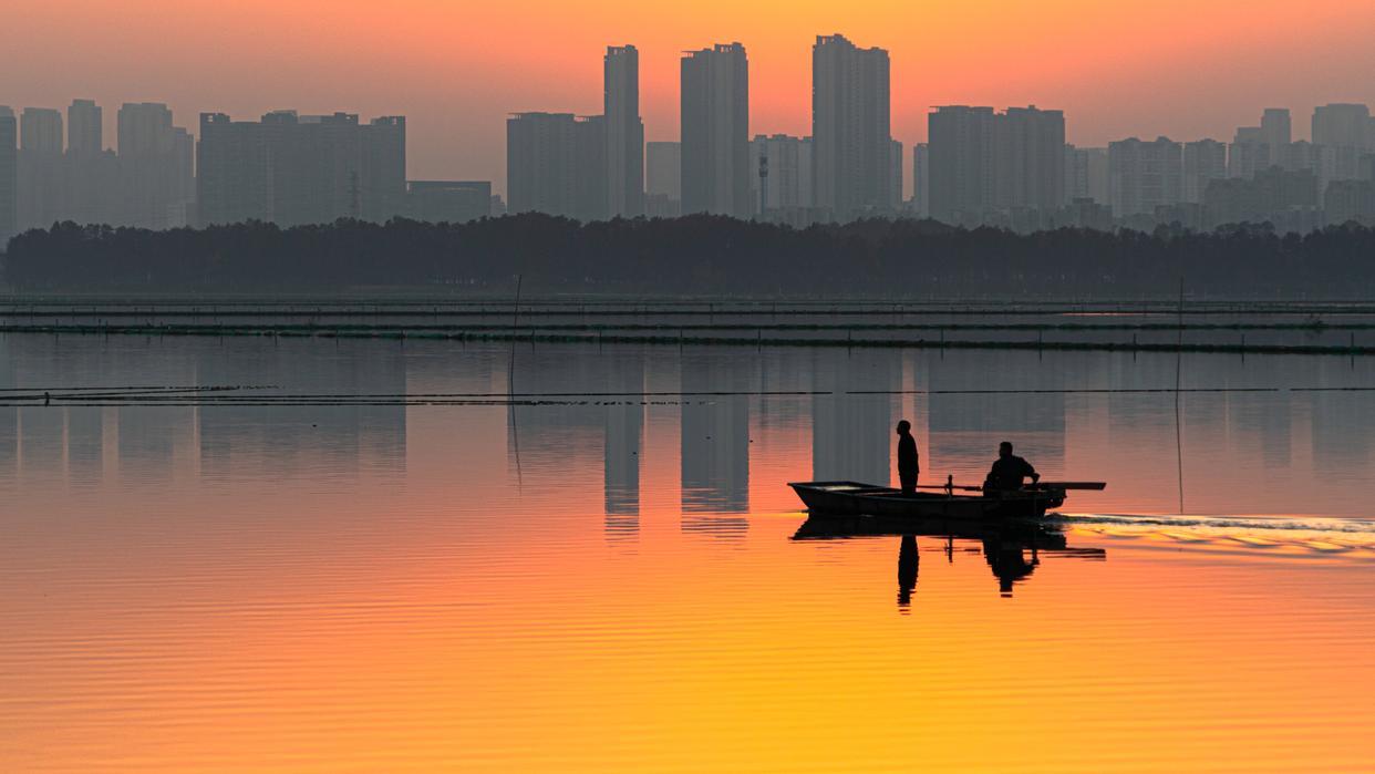 12月6日,工作人员在武汉市金银湖进行清漂作业。新华社记者 沈虹冰 摄