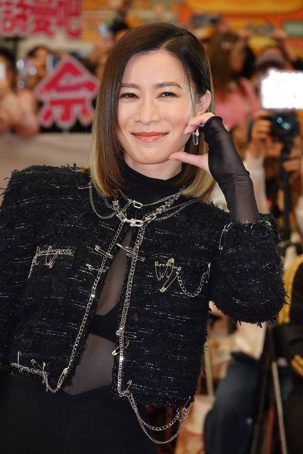 佘诗曼单手比心,笑容明媚。