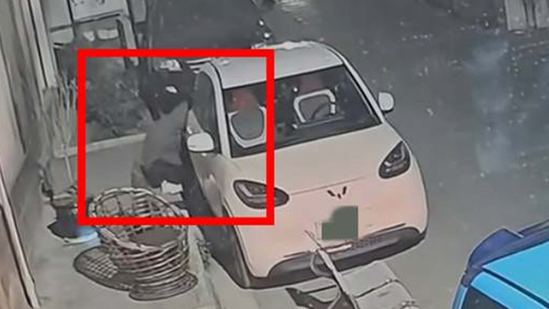 游客大理租车当晚，车身就被恶意划伤，监控曝光系租车行员工所为，租车行回应：有需要还会让他工作，这种很正常