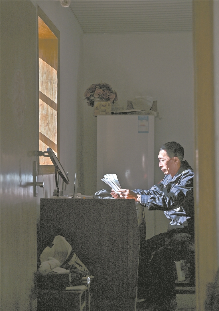 11月25日，包训详认真阅读河北读者寄来的信件。