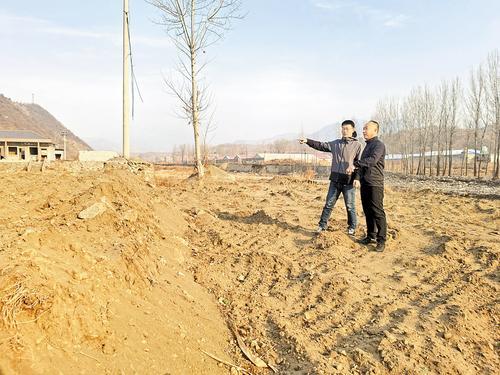 12月10日，兴隆县八卦岭乡工作人员正在巡查整改地点周边环境。 本报记者 陈宝云摄