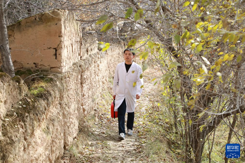 11月11日,王鑫走在黄土高坡的乡村小道上。新华社记者 梁军 摄