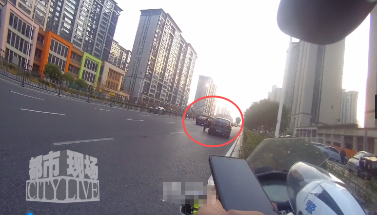 交警执法记录仪画面:孕妇家属停车求助