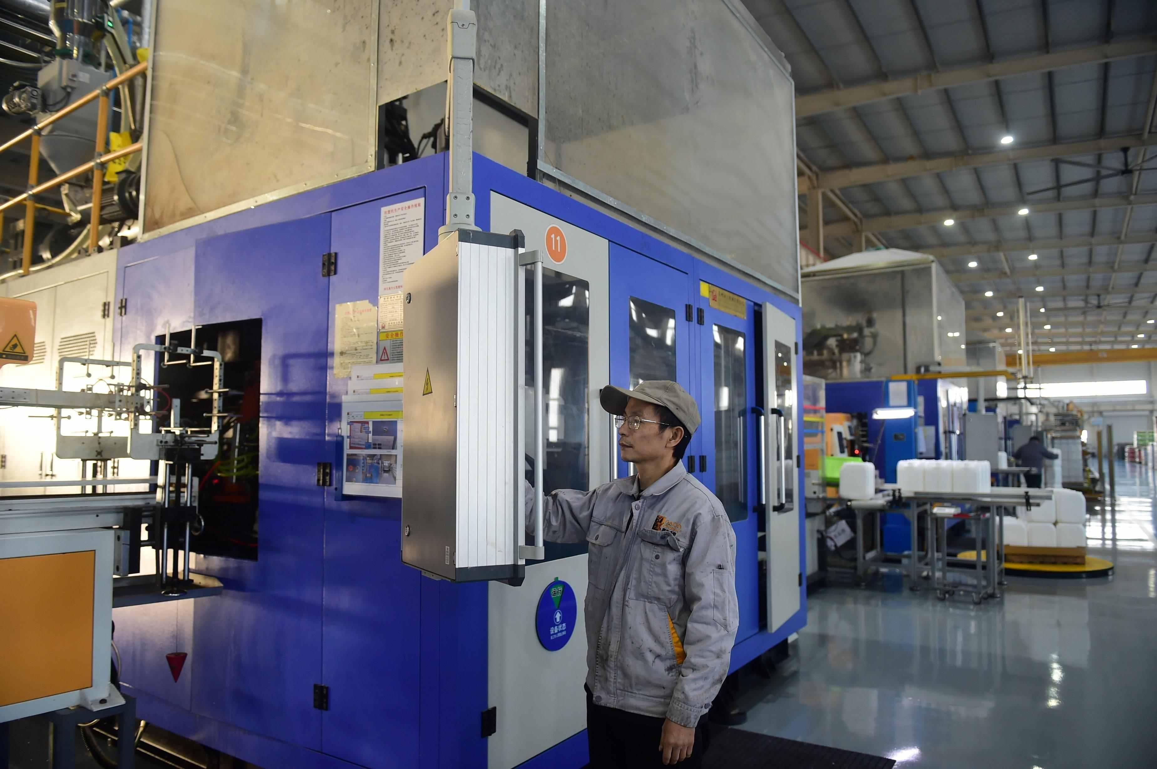 工人在操作先进的生产设备。
