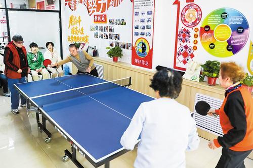 近日，张家口市桥东区商务街社区居民在打乒乓球。