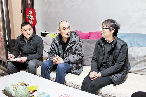 12月9日，保定市莲池区东小庄村，人民调解员张建军（中）在入户走访。本报记者 桑珊摄