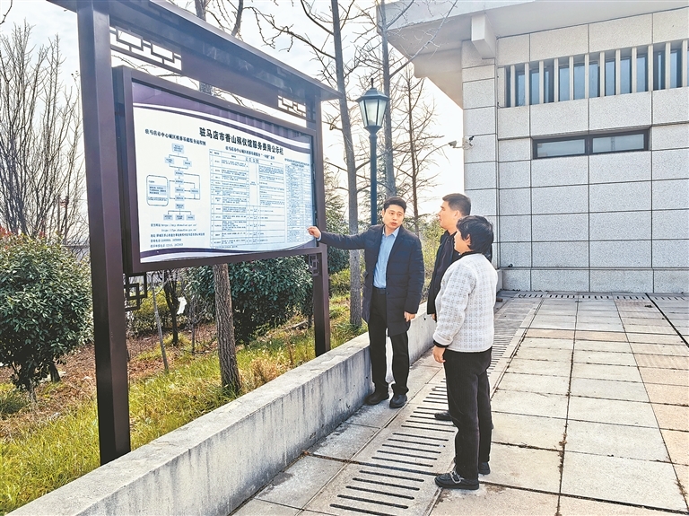 驻马店市殡仪馆的工作人员为群众讲解服务流程和“一口价”清单。受访者供图