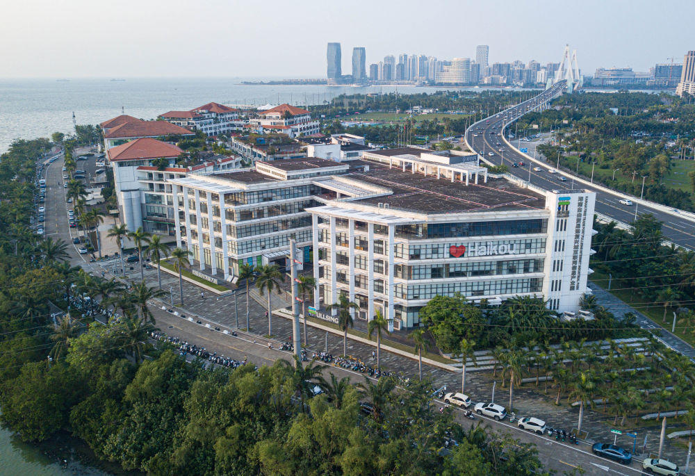 这是2025年11月13日拍摄的海南自贸港重点园区——海口复兴城互联网信息产业园（无人机照片）。（图源新华社）