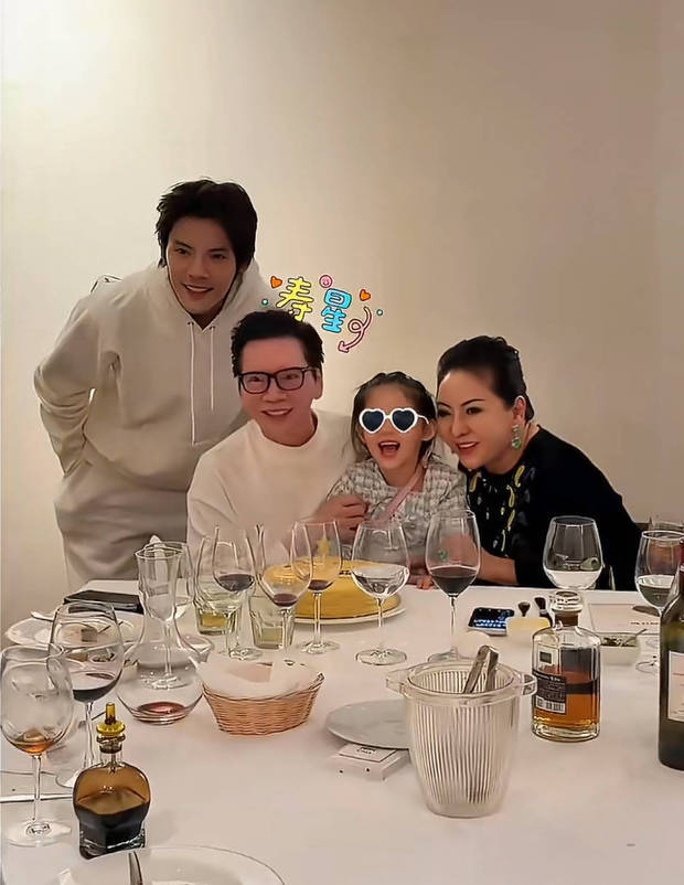 向华强一家合照,画面温馨。