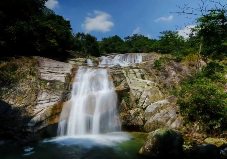 上犹县的溪流飞瀑 杨心俊摄
