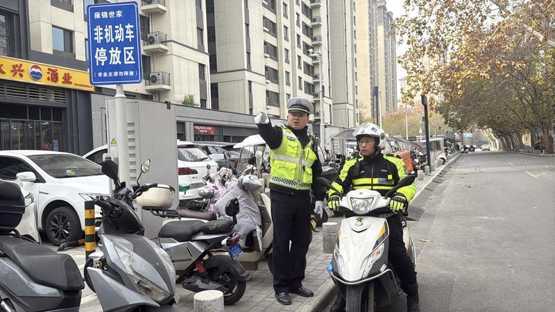 “三张清单”治理的雍锦世家小区门前不仅设置了电动车停车位还安排民警不定期巡逻