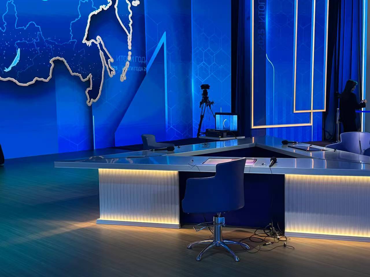 普京直播连线现场,有观众携带一大盒酸菜被没收