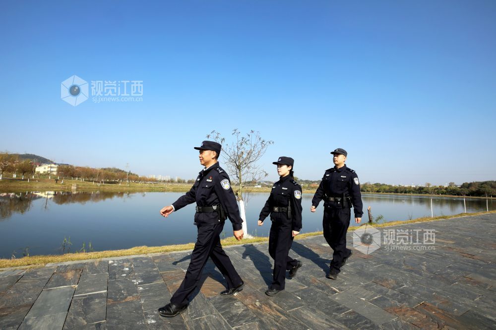 2025年12月15日，在江西省分宜县介溪湿地公园，分宜县公安局组织民警开展治安巡逻，守护候鸟栖息地安全。