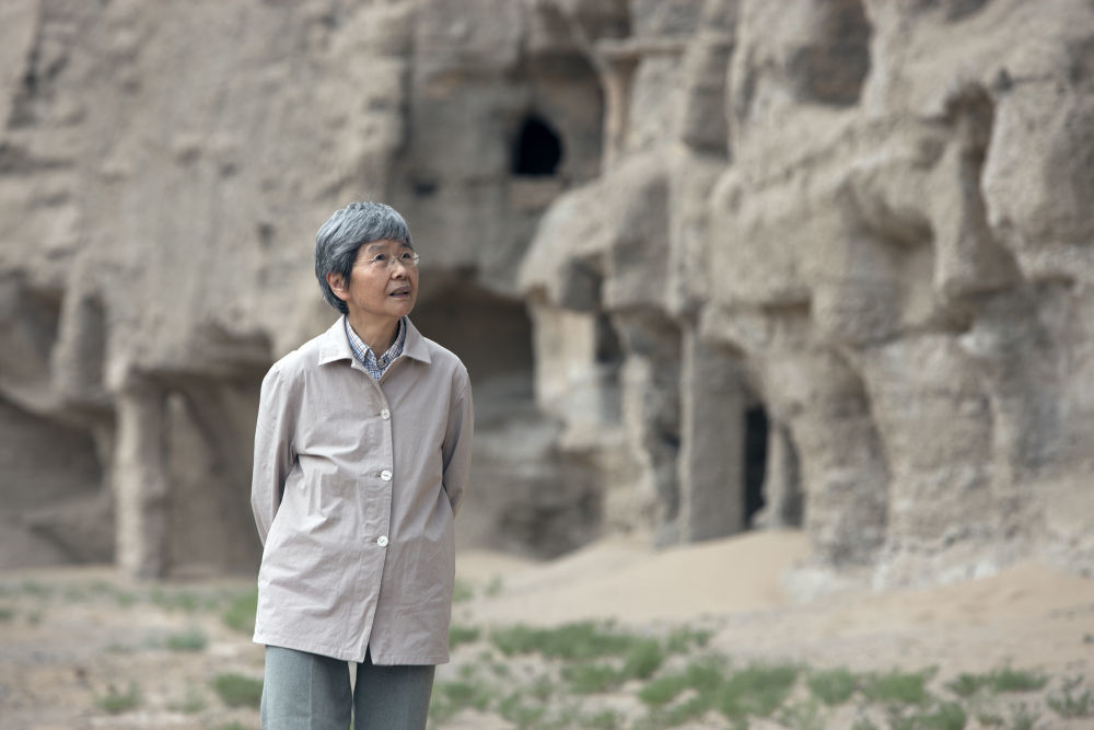 樊锦诗在敦煌莫高窟(2011年8月16日 摄) 新华社 发(孙志军 摄)