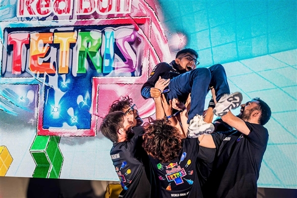 真正的赛博朋克！2800架无人机迪拜夜空拼出全球最大俄罗斯方块