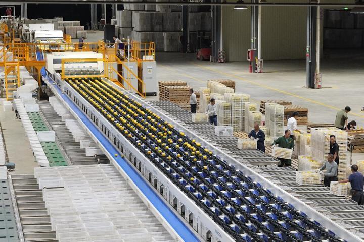 安远县橙皇现代农业发展有限公司加工流水线。安远县委宣传部供图