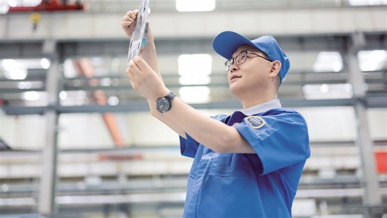 某型号异形零件多余物去除目视检查